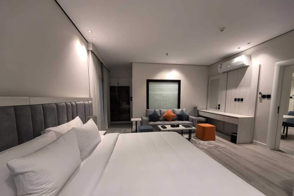 Exclusive Suite | Egyptian cotton sheets, premium bedding, memory-foam beds, minibar