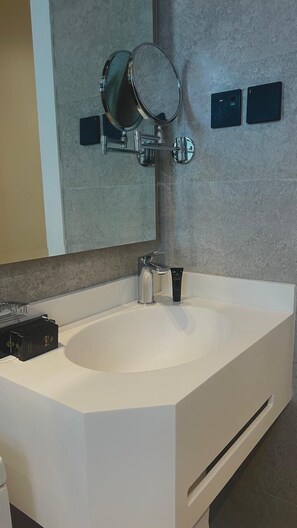 Shower, hair dryer, slippers, towels - Karim Hotel (Dammam)