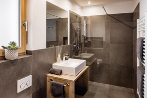 Dusche, Haartrockner, Handtücher