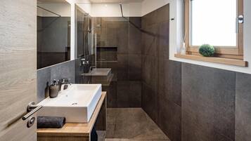 Dusche, Haartrockner, Handtücher