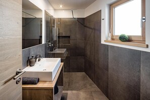 Shower, hair dryer, towels - Apartment 'Sweet Dolomiti Sonneck' with Mountain View, Shared Terrace and Wi-Fi (Meransen)