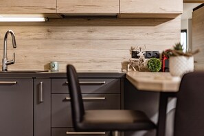 Kylskåp, mikrovågsugn, ugn och spishäll