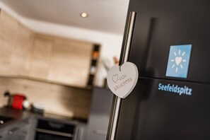 Fridge, microwave, oven, stovetop - Apartment 'Sweet Dolomiti Sonneck' with Mountain View, Shared Terrace and Wi-Fi (Meransen)