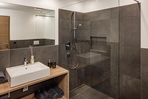 Douche, sèche-cheveux, serviettes fournies