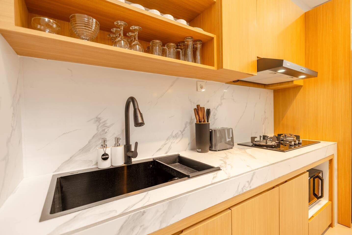 Kühlschrank, Mikrowelle, Herdplatte, Toaster