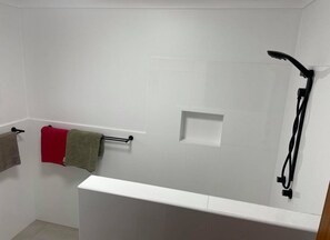 Shower, toilet paper - HESPS OF BEDS (South West Rocks)