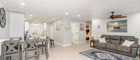 Een televisie, boeken, een muziekbibliotheek en een filmbibliotheek