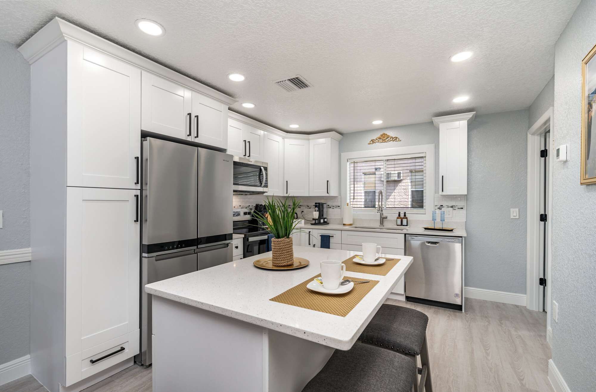 Frigorifero, microonde, forno, piano cottura