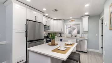 Frigorifero, microonde, forno, piano cottura