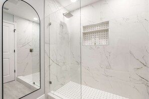 Een douche, een haardroger, handdoeken