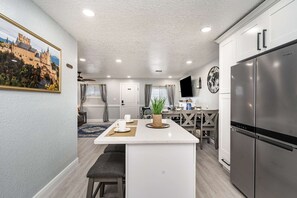 Frigorifero, microonde, forno, piano cottura