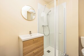 Shower, hair dryer, towels, toilet paper - Le Figuier - Charming Studio (Lavaur)