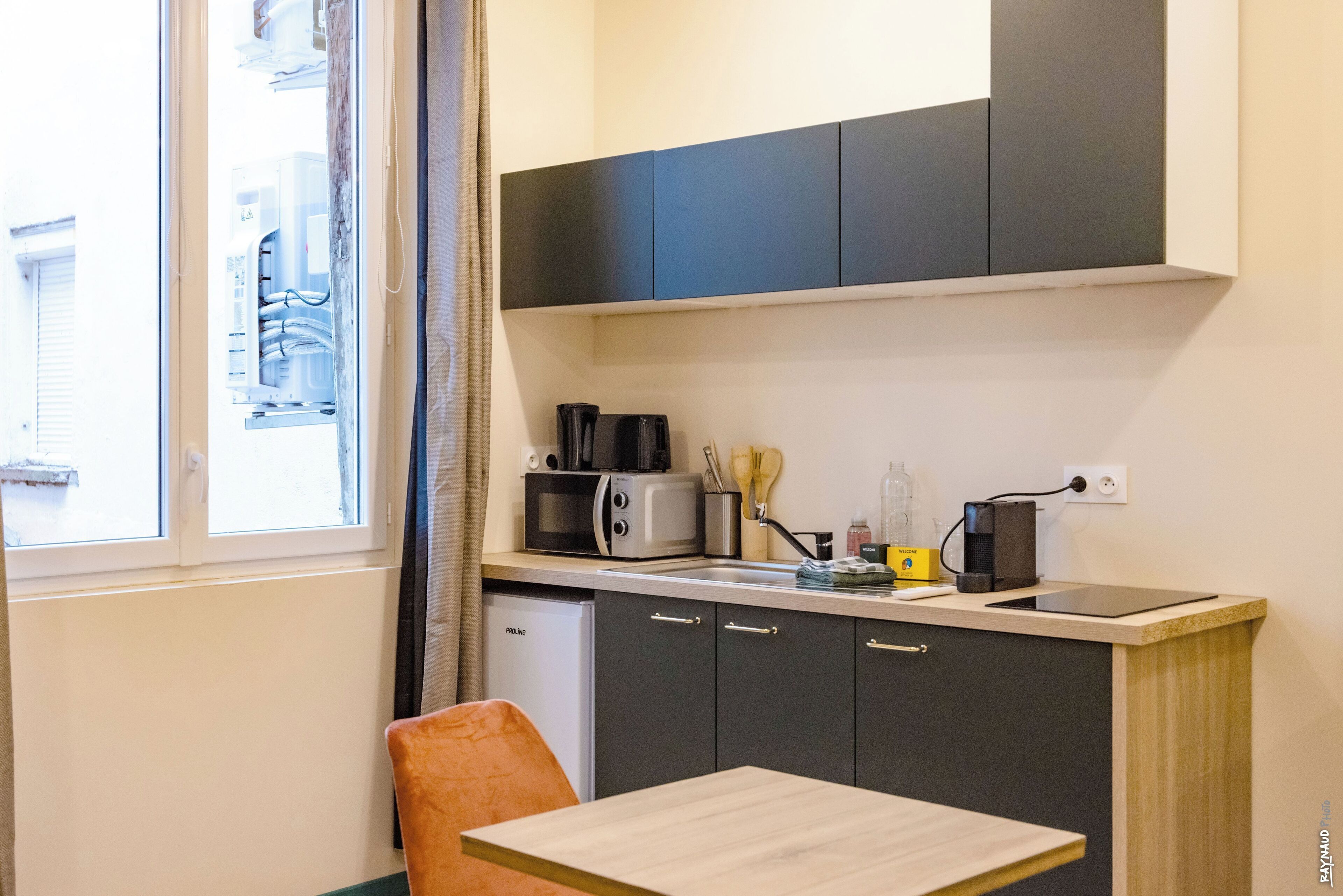 Kühlschrank, Mikrowelle, Herdplatte, Wasserkocher mit Kaffee-/Teezubehör