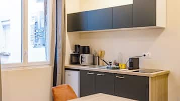 Kühlschrank, Mikrowelle, Herdplatte, Wasserkocher mit Kaffee-/Teezubehör