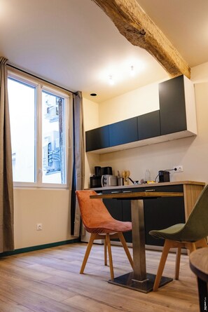 Kühlschrank, Mikrowelle, Herdplatte, Wasserkocher mit Kaffee-/Teezubehör