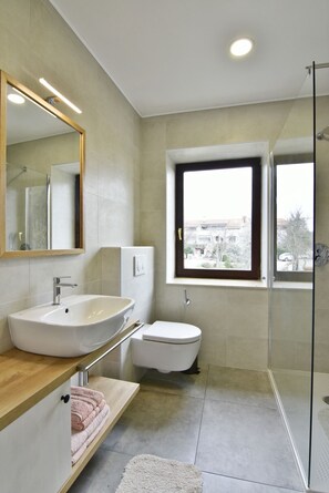 Douche, séchoir à cheveux, serviettes fournies