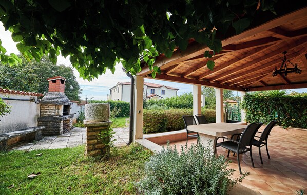 Outdoor dining - Two-story holiday home for in Valica (Valica)