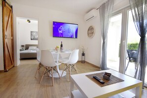 Dining - Relaxing holiday home with shared pool (Čepljani)