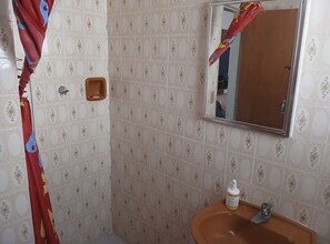 Bathroom - Apartment in Vila Caiçara, Praia Grande, 1 bedroom with garage. Great location. (Praia Grande)