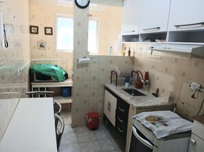 Private kitchen - Apartment in Vila Caiçara, Praia Grande, 1 bedroom with garage. Great location. (Praia Grande)