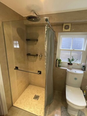 Room, 1 Bedroom, City View | Bathroom