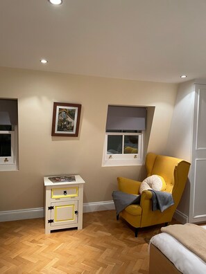 Room, 1 Bedroom, City View | Living room | Books - Room-bright Spacious Double Ensuite in S (London)