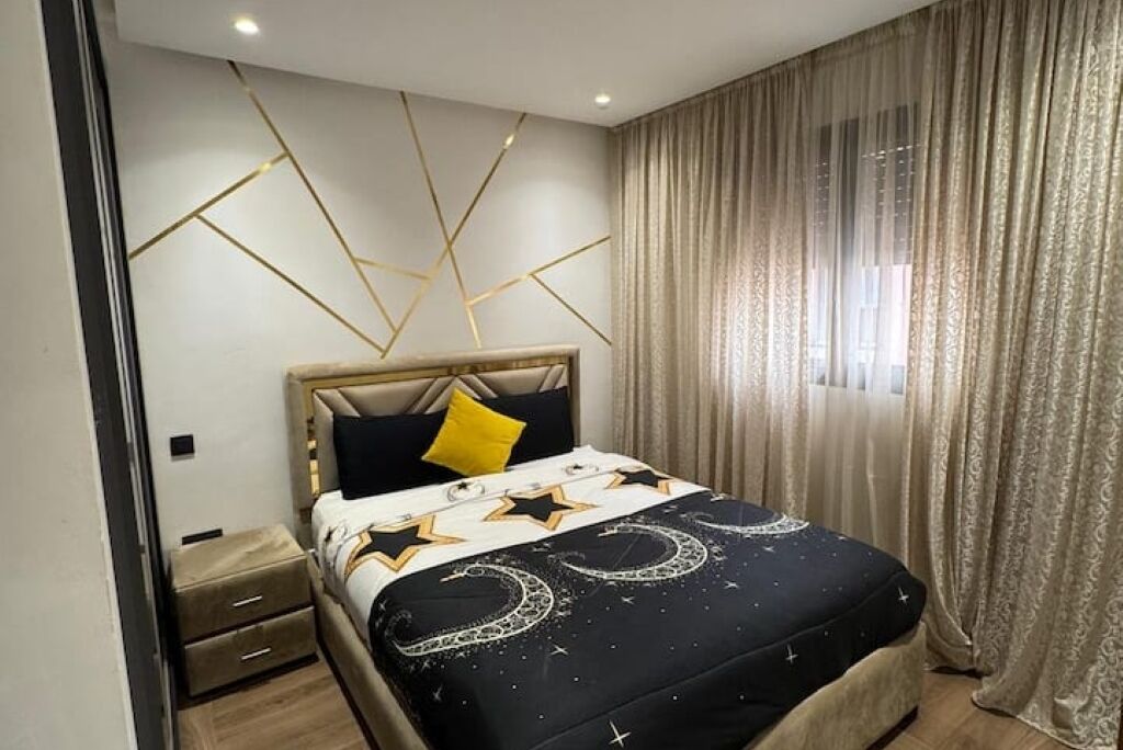 Een strijkplank/strijkijzer, wifi, beddengoed