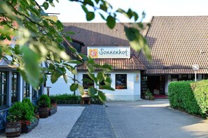 Front of property - Hotel Sonnenhof Pleinfeld (Pleinfeld)