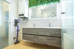 Basic Apartment | Bathroom - Comfy 2BR 1LR Apartment Donaustadt (Wien)