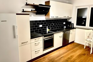 Fridge, oven, stovetop, dishwasher - Cozy Holiday Apartment with Great Connections (Drolshagen)