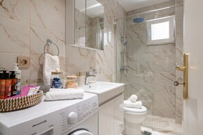 Een haardroger, handdoeken, toiletpapier