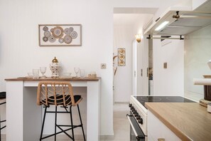 Coffee/tea maker, fridge, oven, stovetop