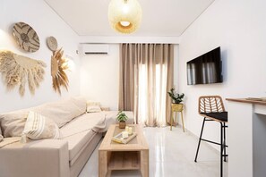 TV - Ethereal Aura Apartment - 1 Min to the Beach (Kardamaina)