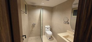 Shower, hair dryer, towels, soap - Pestana services partments 6   (Al Quwaiiyah)