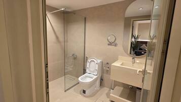 Een douche, een haardroger, handdoeken, zeep