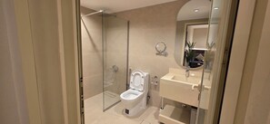 Shower, hair dryer, towels, soap - Pestana services partments 6   (Al Quwaiiyah)