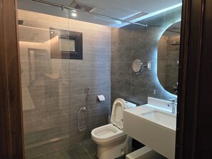 淋浴設備、吹風機、毛巾、肥皂