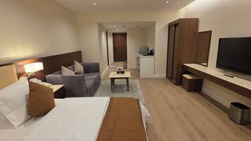 Een kluis op de kamer, een strijkplank/strijkijzer, gratis wifi