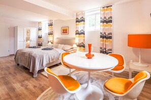 WiFi, bed sheets - Gästehaus Sandvoss in Titisee – 70s Retro Apartment (Titisee-Neustadt)