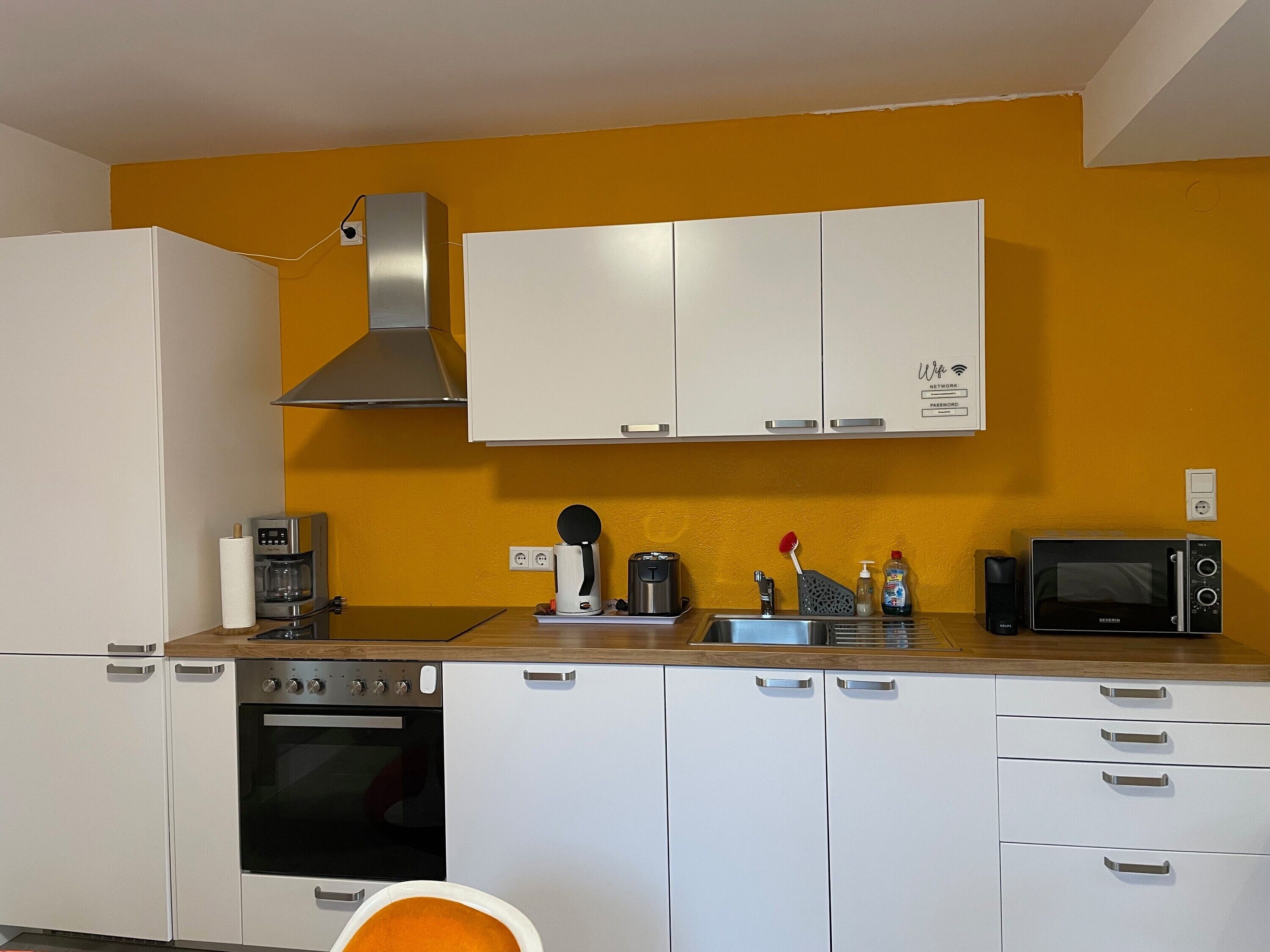 Een koelkast, een microgolfoven, een oven, een kookplaat