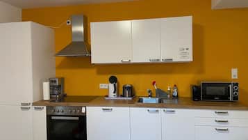 Kühlschrank, Mikrowelle, Ofen, Herdplatte