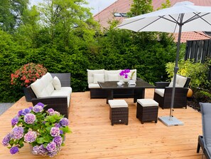 Outdoor dining - Gästehaus Sandvoss in Titisee – 70s Retro Apartment (Titisee-Neustadt)