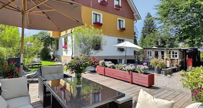 'Morgensonne' 2-Zimmer-Apartment by Gästehaus Sandvoss, Seenähe, Titisee