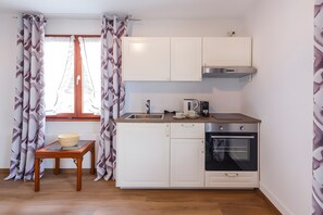 Fridge, microwave, oven, stovetop - 'Morgensonne' 2-Room Apartment by Gästehaus Sandvoss, Near Lake, Titisee (Titisee-Neustadt)