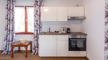 Kjøleskap, mikrobølgeovn, ovn og kokeplater