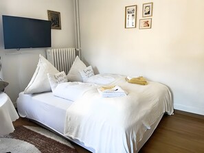 WiFi, bed sheets - 'Morgensonne' 2-Room Apartment by Gästehaus Sandvoss, Near Lake, Titisee (Titisee-Neustadt)