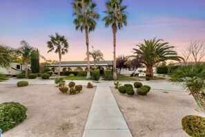 Property grounds - Palmdale Desert Oasis – 5BR Family Home (Palmdale)