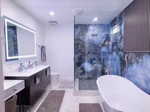 Shower, bidet, towels, toilet paper - Palmdale Desert Oasis – 5BR Family Home (Palmdale)