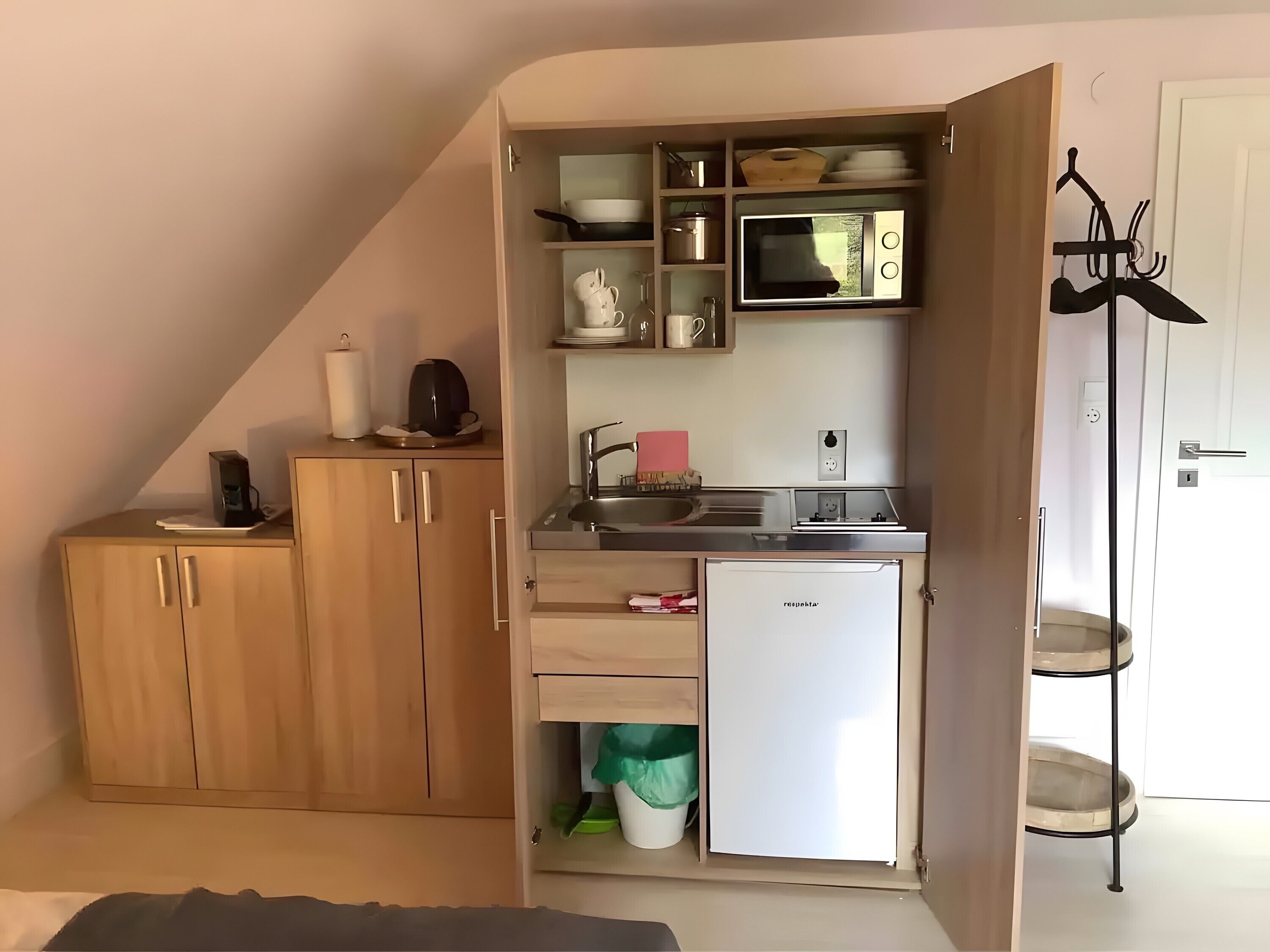 Køleskab, mikrobølgeovn, kogeplade, kaffe-/temaskine