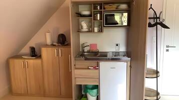 Køleskab, mikrobølgeovn, kogeplade, kaffe-/temaskine